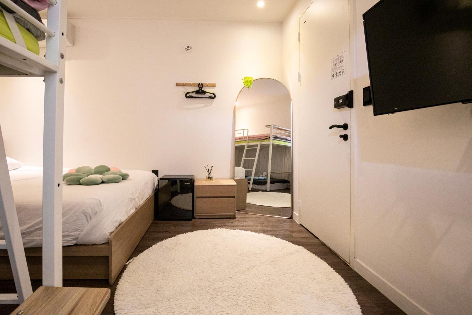 Bias K-Girl Guesthouse - Women Only Seoul Room photo