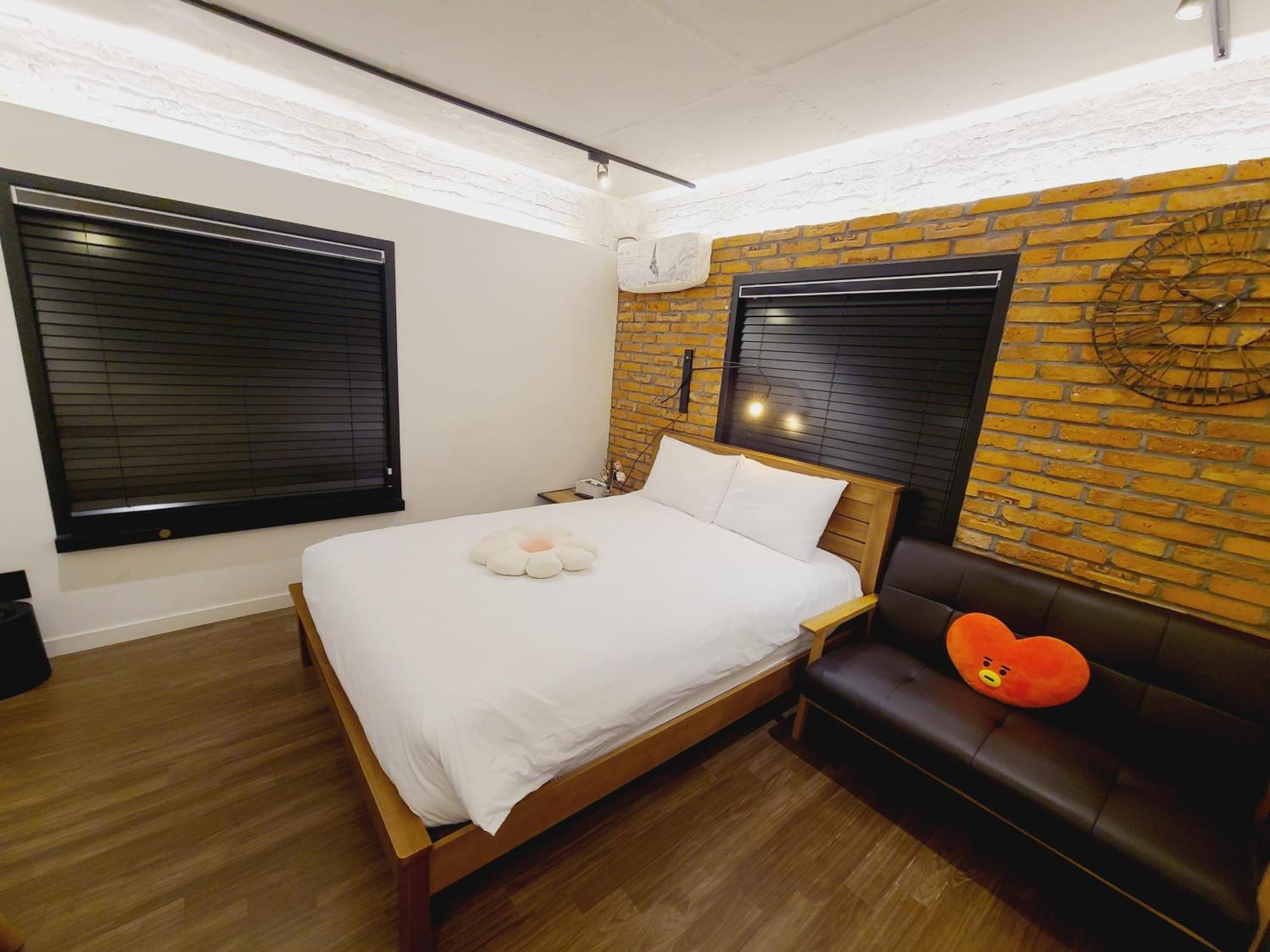 Bias K-Girl Guesthouse - Women Only Seoul Room photo